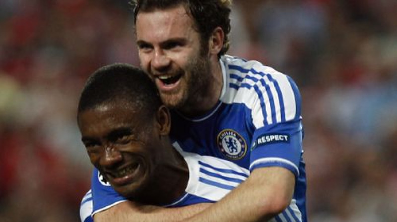 Huans Manuels Mata sveic uzvaras vārtu autoru Salomonu Kalū
Foto: AP/Scanpix