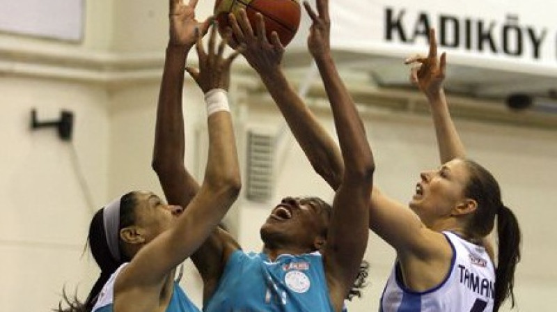 Zane Tamane pirmajā Eirolīgas finālspēlē guva 9 punktus un izcīnīja 10 bumbas zem groziem
Foto: www.fenerbahce.org