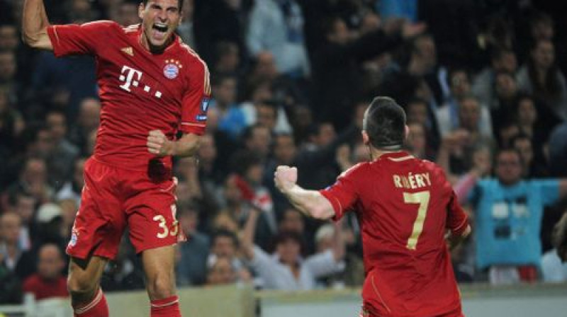 Mario Gomess un Franks Riberī atzīmē pirmo vārtu guvumu
Foto: AFP/Scanpix