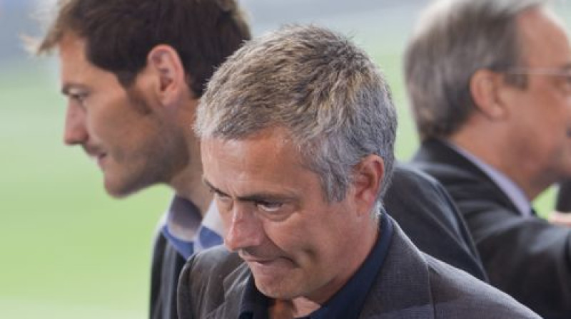 Žozē Mourinju noliedza presē izskanējušās baumas, ka viņam būtu kādas nesaskaņas ar komandas kapteini Ikeru Kasiljasu
Foto: AP/Scanpix