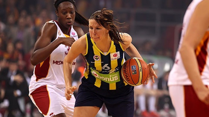 Zane Tamane kļuva par vērtīgāko "Fenerbahçe" spēlētāju "Starpkontinentālajā derbijā"
Foto: Ciamillo Castoria, FIBA Europe