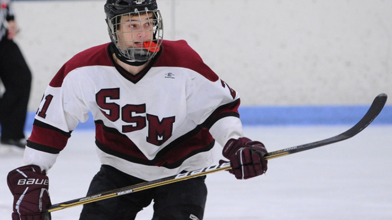 Teodors Bļugers uz A grupas junioru izlašu fona pazuda, bet tas nenozīmē, ka viņš nākotnē nevar kļūt par izlases vadošo uzbrucēju.

Foto: s-sm.org