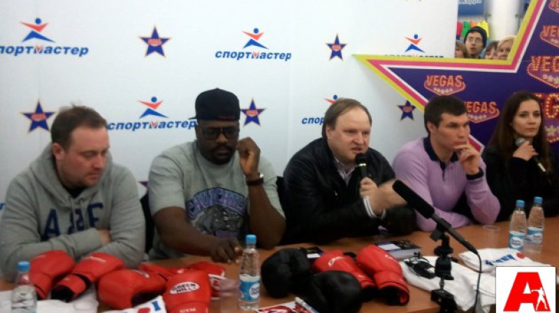 Dereks Čisora (otrais no kreisās) preses konferencē
pēc ierašanās Krievijā. Foto: allboxing.ru