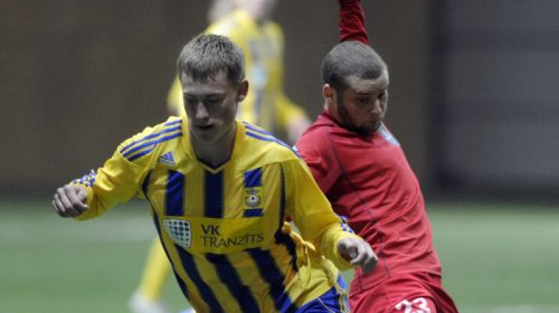 Alans Siņeļņikovs (no labās) spēlē pret "Ventspili"
Foto: Romāns Kokšarovs, Sporta Avīze, F64