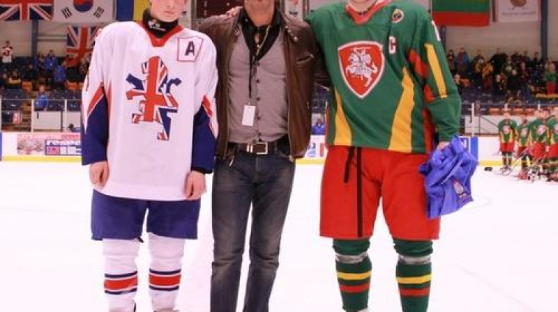 Pirms Lietuvas un Lielbritānijas U-18 izlašu spēles
Foto: iihf.com