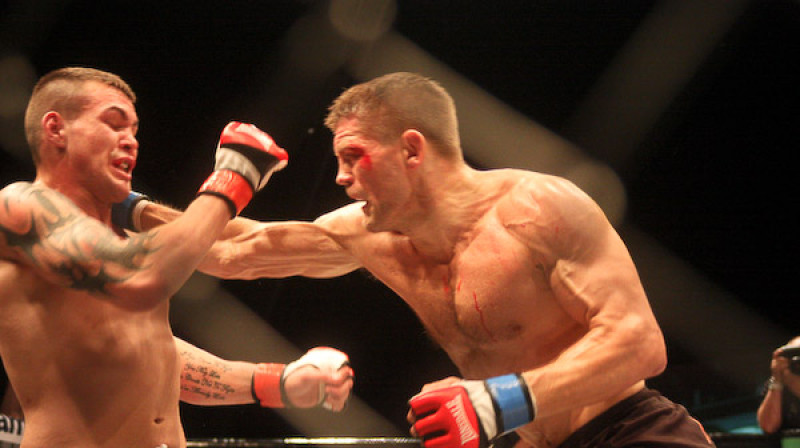 Toms Vatsons (pa labi) cīņā ar Džeku Maršamu
Foto: sherdog.com
