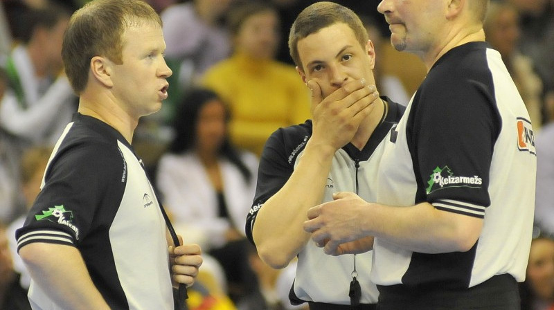 Latvijas tiesnešu elite: Andris Aunkrogers (no kreisās) un Juris Kokainis (no labās) tikko strādāja sieviešu Eirolīgas fināltrunīrā, Oļegs Latiševs (vidū) gatavojas Londonas olimpiskajam...
