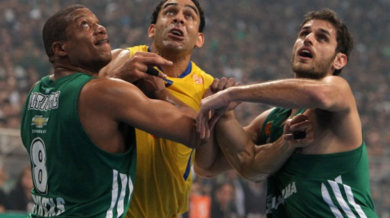 Maiks Batiste un Kostas Kaimakoglu kavē Deividu Blu
Foto: AP/Scanpix