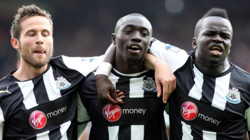 Joans Kabajs (no kreisās) un Papiss Sisē (vidū) nokārtoja "Newcastle" uzvaru
Foto: AP/Scanpix