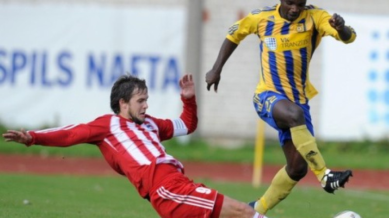 Toms Tamošausks izklupienā pret Ahmedu Abdultaofiku
Foto: R.Kokšarovs (Sporta Avīze/f64)
