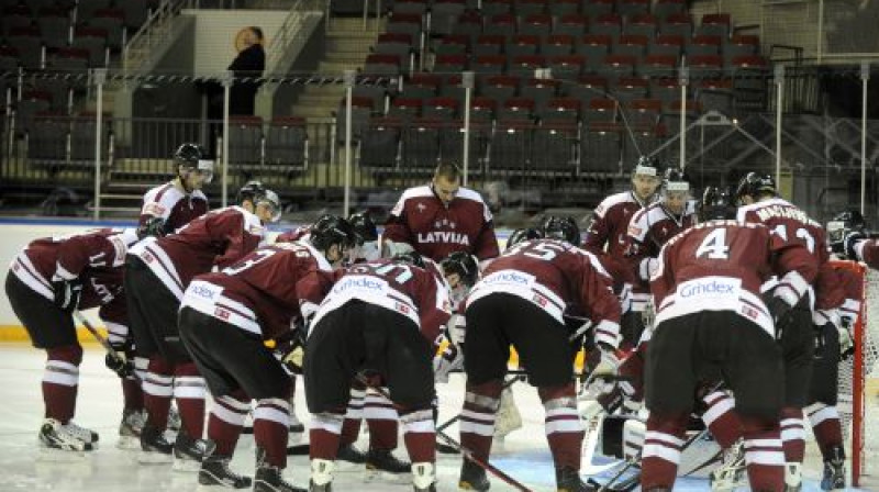 Latvijas izlase pirms mača pret Čehiju
Foto: Romāns Kokšarovs, Sporta Avīze, f64