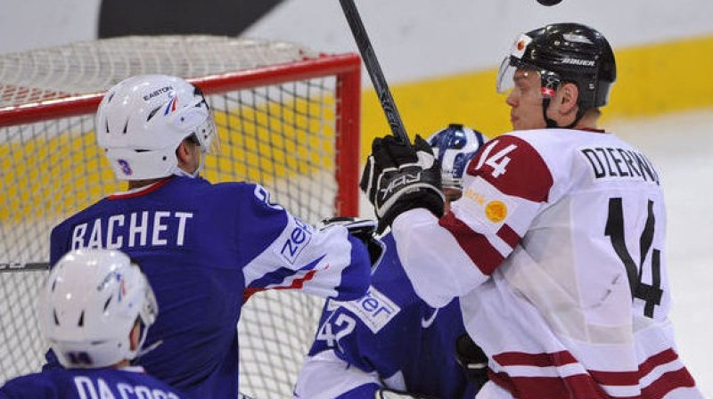 Guntis Džeriņš cīņā pret Stefanu da Kostu, Vensānu Bašē un vārtsargu Anrī.
2009. gada 2. maijs, Berne, Šveice. Latvija uzvarēja Franciju ar 7-1
Foto: AFP/Scanpix