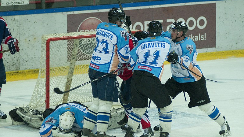 "Monarhi" šovakar būs gatavi jebkuriem līdzekļiem 
sargāt vārtu drošību. Foto: Aigars Prūsis
