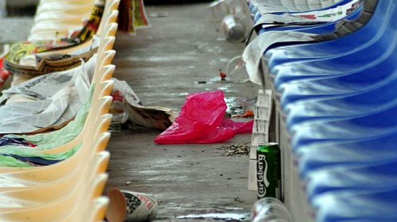 Tā izskatās maza daļa tribīnes pēc spīdveja. Būs labi, ja futbolā būs vairāk cilvēku nekā šajā attēlā redzamo priekšmetu
Foto: Ivars Račko, Sportacentrs.com