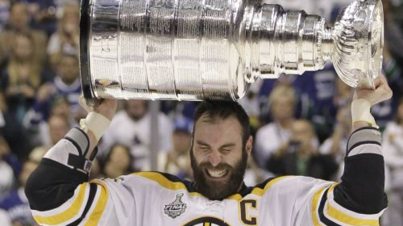 Jebkura hokejista sapnis - virs galvas turēt Stenlija kausu. Pērn uzvarēja Zdeno Hāra un Bostonas "Bruins"
Foto: AP/Scanpix