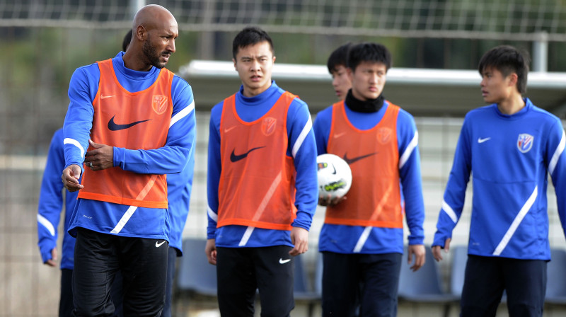 Nikolā Anelka (pirmais no kreisās) "Shanghai Shenhua" treniņā 
Foto: AFP/Scanpix