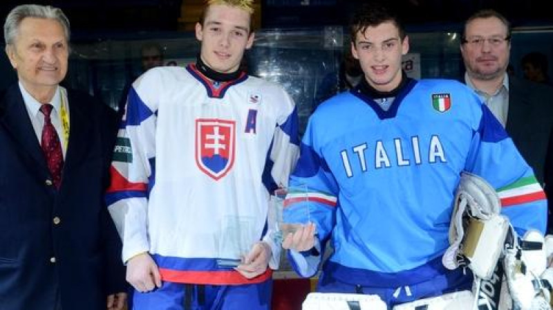 Slovākijas un Itālijas U-18 izlašu labākie spēlētāji - Marko Dano un Martins Rabansers
Foto: iihf.com