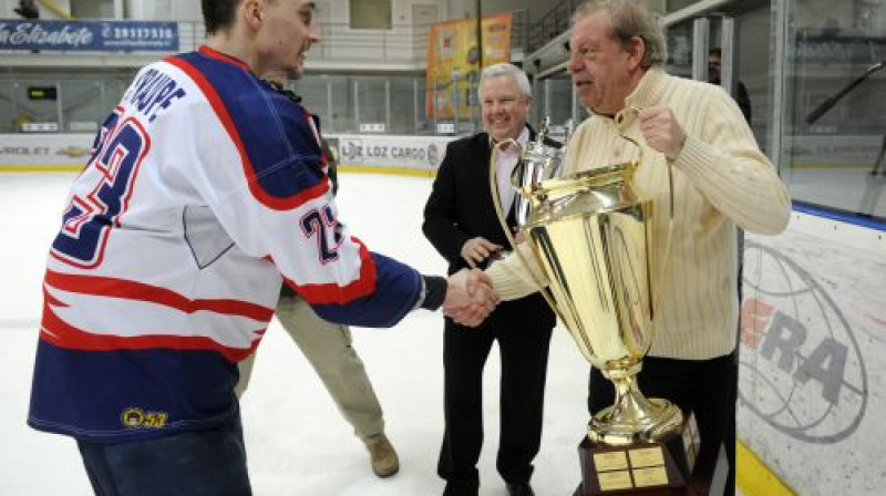 Jānis Straupe, čempionu kauss un Kirovs Lipmans
Foto: Romāns Kokšarovs, Sporta Avīze, f64