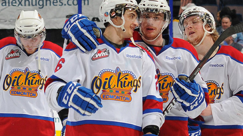Kristiāns Pelšs (centrā) ar komandas biedriem.
Foto: oilkings.ca