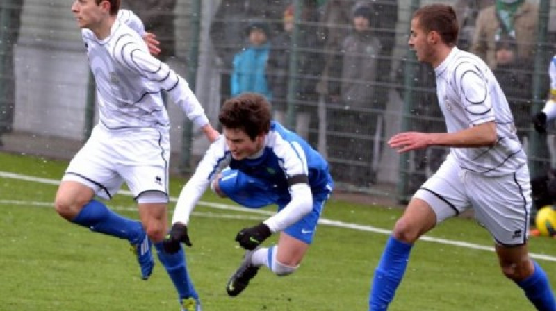 Artjoms Zotovs krīt cīņā ar Daugavpils futbolistiem
Foto: Mārtiņš Jankovskis