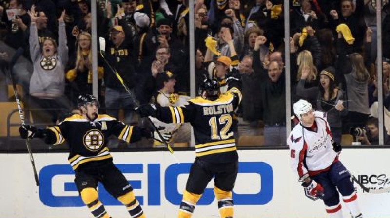 Kriss Kellijs atzīmē gūtos uzvaras vārtus
Foto: AFP/Scanpix