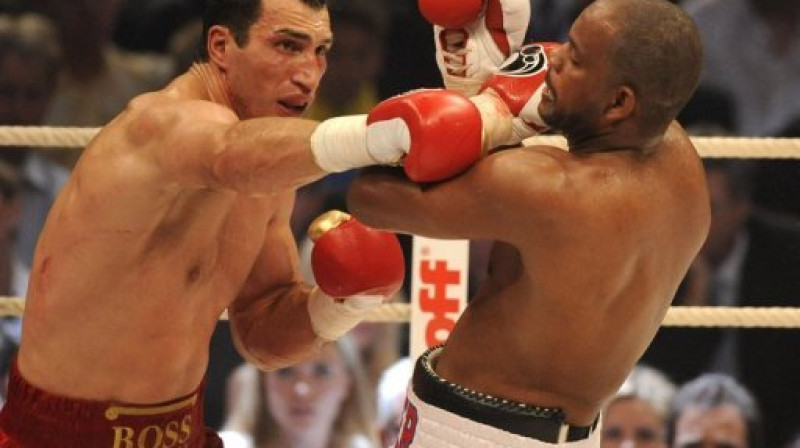 Vladimirs Kļičko cīņā pret Toniju Tompsonu 
2008.gadā. Foto: AFP/Scanpix