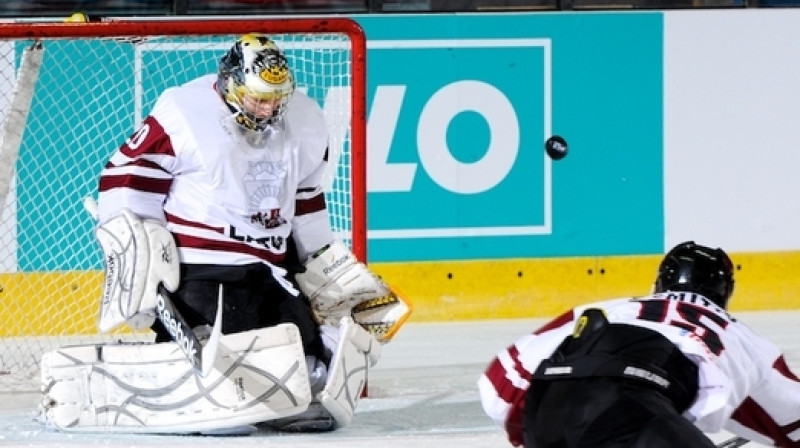 Vārtsargs Elvis Merzļikins un aizsargs Ģirts Zemītis
Foto: Phillip MacCallum/HHOF-IIHF