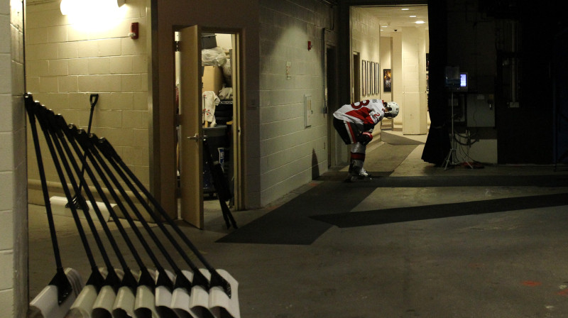 Kaspars Daugaviņš gaida Daniela Alfredsona lēmumu, no kura arī atkarīgs - izies Kaspars laukumā trešajā mačā vai ne... 
Foto: AFP/Scanpix