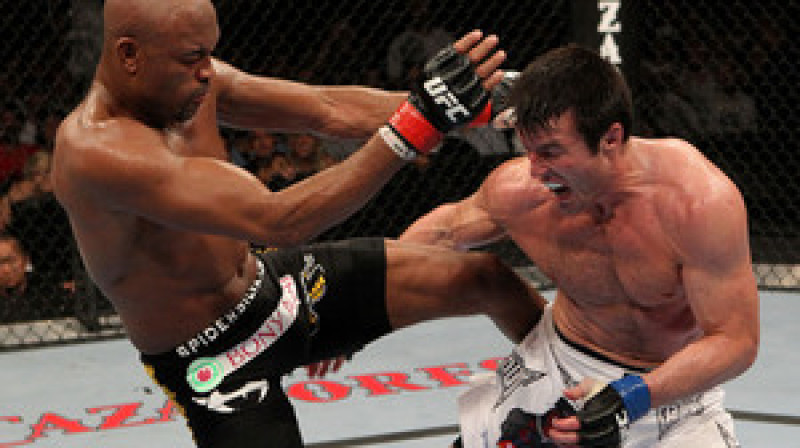 Andersons Silva (pa kreisi) mačā ar Čelu Sonenu
Foto: bloodyelbow.com