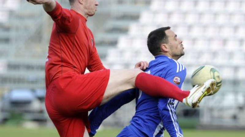 Igors Savčenkovs pret Jurģi Kalnu
Foto: Romāns Kokšarovs, Sporta Avīze, f64