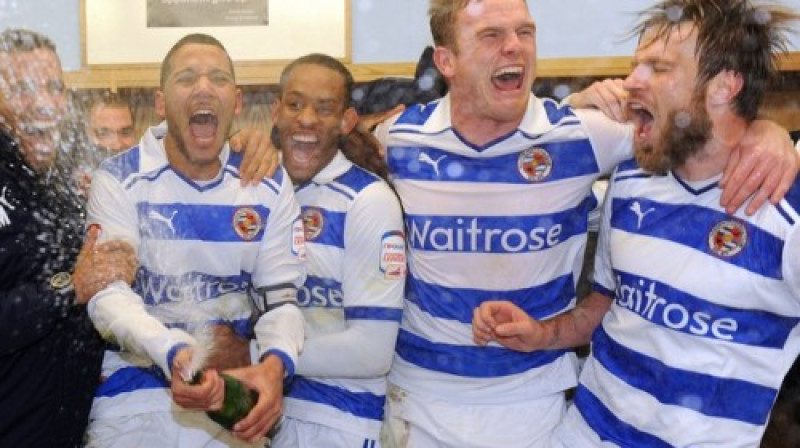 Kaspars Gorkšs (pa labi) ar komandas biedriem
Foto: readingfc.co.uk