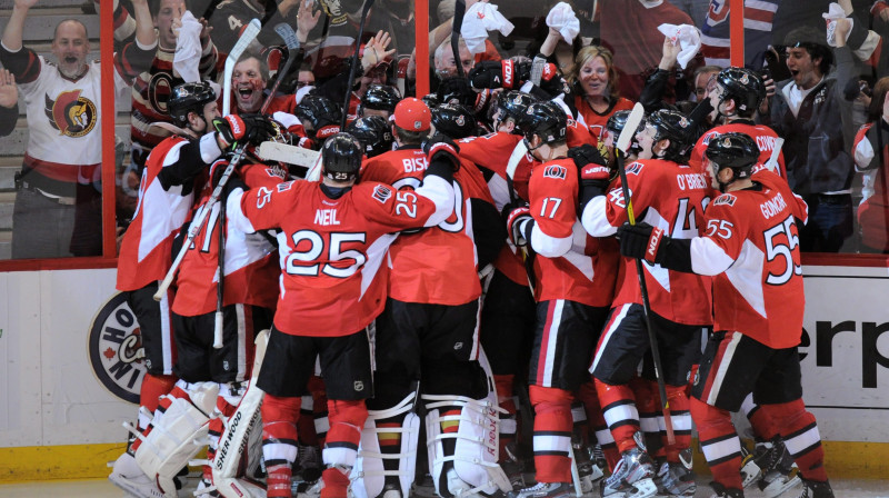 Otavas "Senators" līksmo pēc uzvaras vārtu guvuma 
Foto: AP/Scanpix