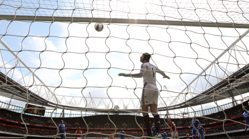 Pēc Lorāna Koscelnija sitiena ar galvu glābējs nebūtu bijis arī Petrs Čehs, taču bumba trāpīja pa vārtu pārliktni... 
Foto: AFP/Scanpix