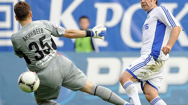 Zvezdans Misimovičs pārspēj Igoru Akinfejevu
Foto: ITAR-TASS