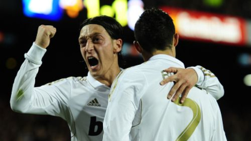 Mesuts Ezils un Krištianu Ronaldu līksmo pēc otrajiem vārtiem
Foto: AP/Scanpix