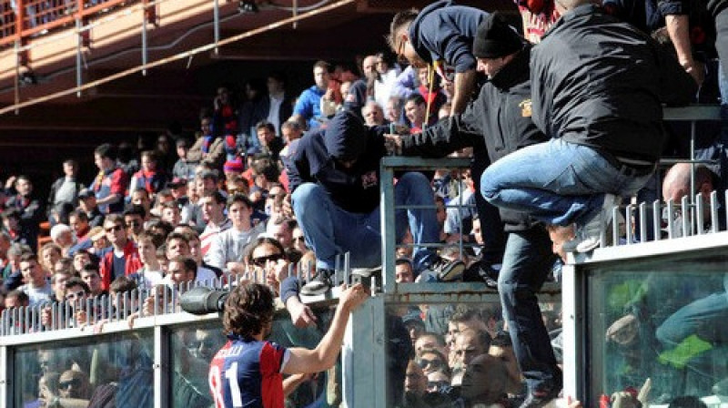 Skulli saruna ar "atbalstītājiem"
Foto: Lapresse/Scanpix