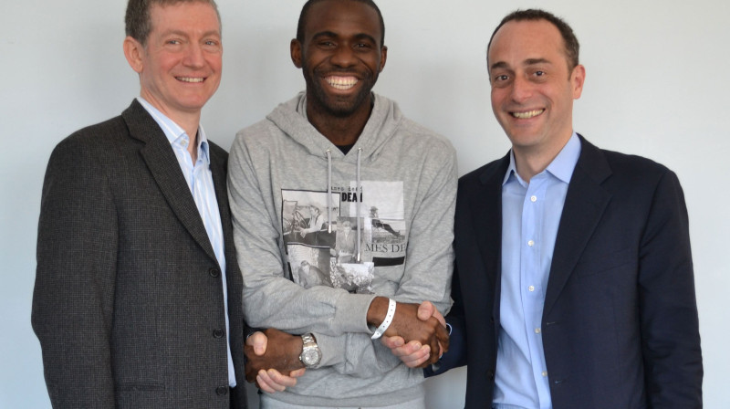 Fabriss Muamba (centrā) pateicas dakteriem 
Foto: AFP/Scanpix