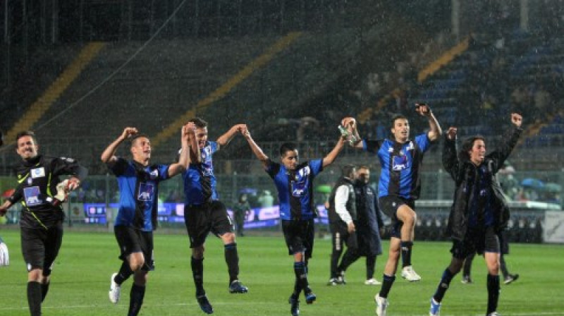 "Atalanta" spēlētāji pateicas faniem
Foto: Lapresse/Scanpix