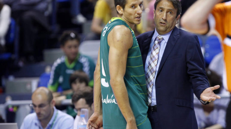 Kristaps Valters iepriekšējā spēlē pret Barselonu uzklausa, ko saka "Unicaja" galvenais treneris Luiss Kasimiro
Foto: diariosur.es