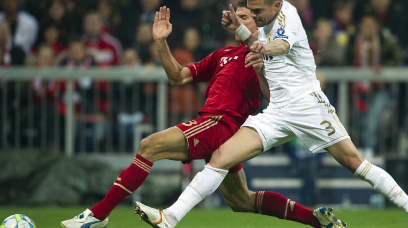 Mario Gomess un Pepe cīņā par bumbu
Foto: AFP/Scanpix