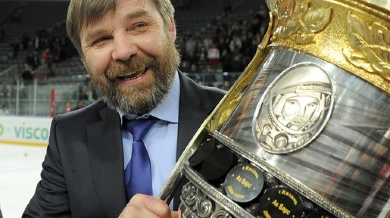 Oļegs Znaroks ar Gagarina kausu
Foto: khl.ru