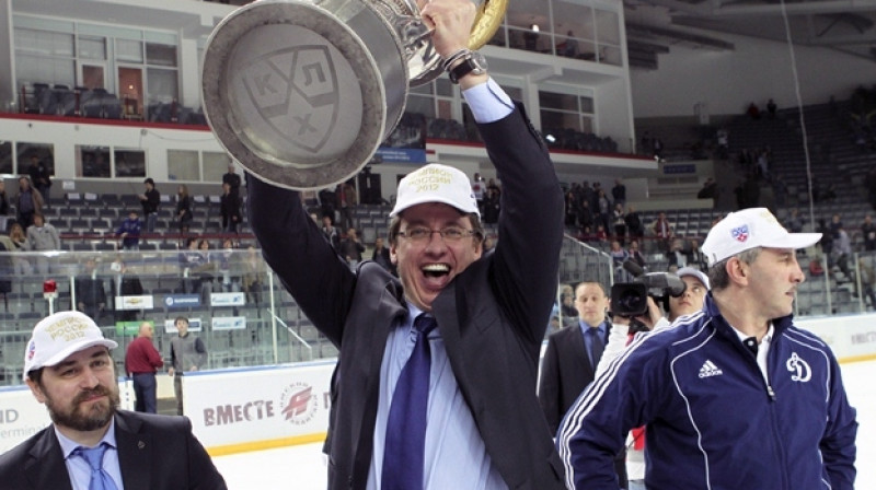 Harijs Vītoliņš ar Gagarina kausu
Foto: dynamo.ru