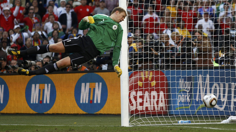 Vācijas valstsvienības vārtsargs Manuels Noiers pirms diviem gadiem mačā pret angļiem lieliski redzēja to, ko neredzēja neviens no spēles tiesnešiem - bumba bija vārtos! Foto: Reuters