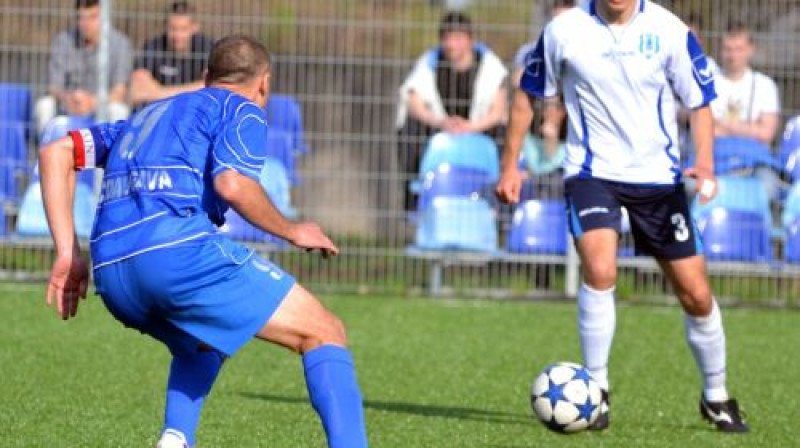 Mihails Ziziļevs ("FC Daugava") pret Sergeju Golubevu ("FC Jūrmala")
Foto: M.Jankovskis, Sportacentrs.com