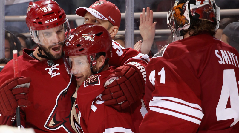 Komandas biedri sveic Reju Vitniju (pa vidu) ar 
gūtajiem uzvaras vārtiem. Foto: AFP/Scanpix