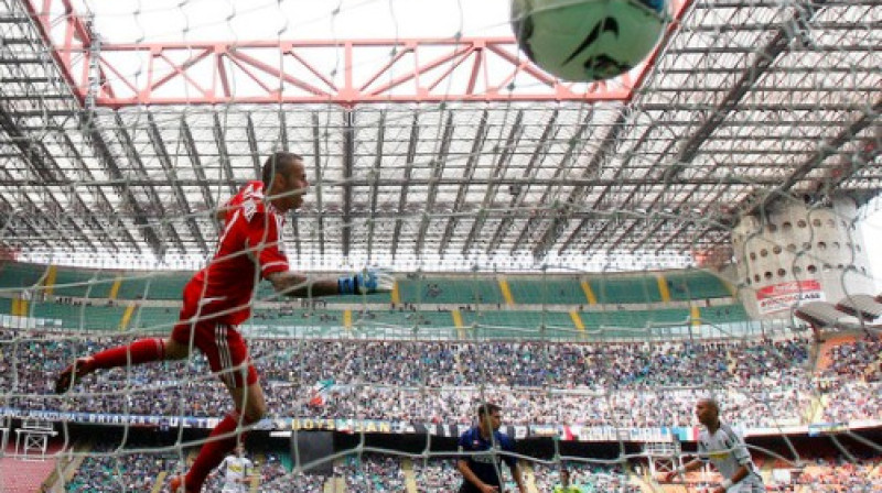 Pēc Zarates sitiena bumba nonāca "Cesena" vārtos
Foto: AP Photo/Scanpix