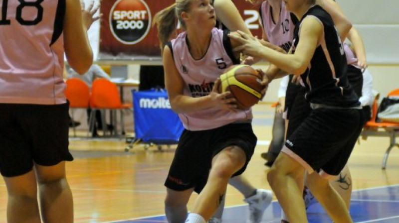 Kate Krēsliņa (ar bumbu; Kolibri/47.vsk.) - Swedbank LJBL U16 grupas finālturnīra vērtīgākā spēlētāja.
Foto: Romualds Vambuts