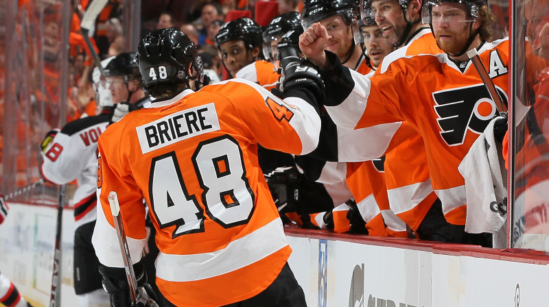 Denijs Brīrs saņem komandas biedru apsveikumus
Foto: AFP/Scanpix