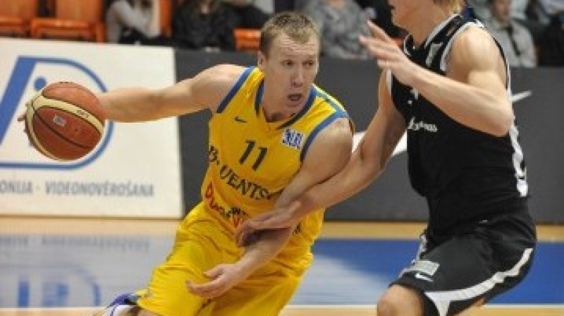 Artūrs Strēlnieks (ar bumbu) vēl "Ventspils" rindās
Foto: Juris Presņikovs (bkventspils.lv)