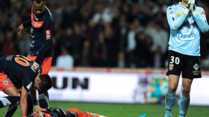 Olivjē Žirū sāpīgā veidā nopelna 11m soda sitienu
Foto: AFP/Scanpix